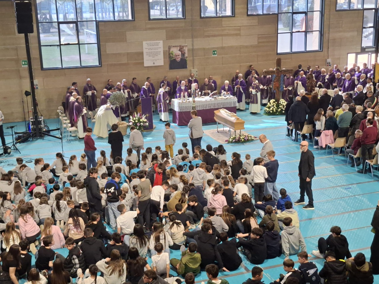 Funerali di Don Eugenio Riva: una grande affluenza a Chiari