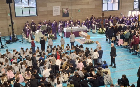 Funerali di Don Eugenio Riva: una grande affluenza a Chiari