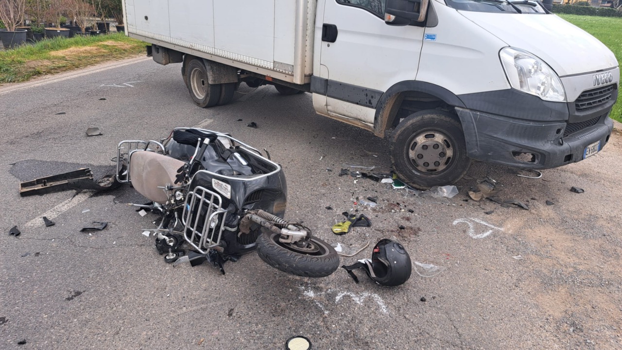 Scontro tra vespa e furgone: grave incidente a Palazzolo