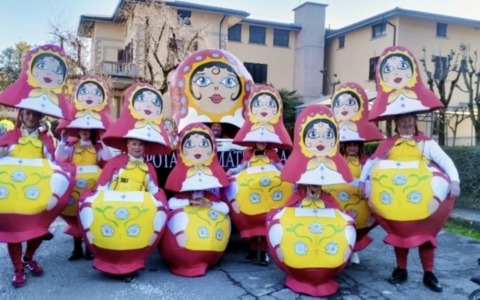 Urago d’Oglio trionfa al Carnevale di mezza Quaresima di Bergamo con «Pota che matrioska»