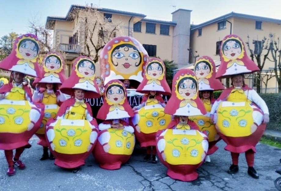 Urago d’Oglio trionfa al Carnevale di mezza Quaresima di Bergamo con «Pota che matrioska»