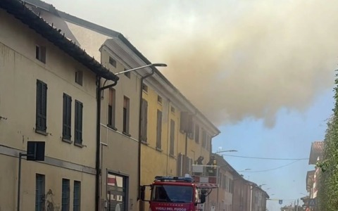 Fiamme in un condominio a Cossirano: evacuazione completata