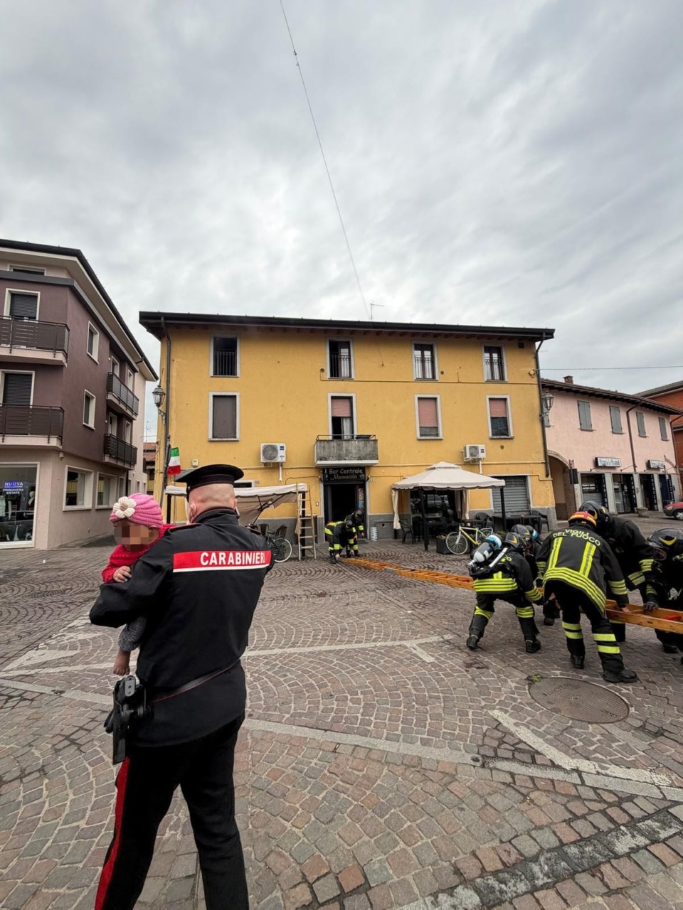 Incendio a Castrezzato: cinque famiglie sfollate da una palazzina senza utenze