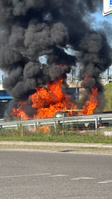 Incendio di un’auto sullo svincolo A4 a Rovato: chiusa l’entrata verso Milano