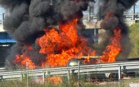 Incendio di un’auto sullo svincolo A4 a Rovato: chiusa l’entrata verso Milano