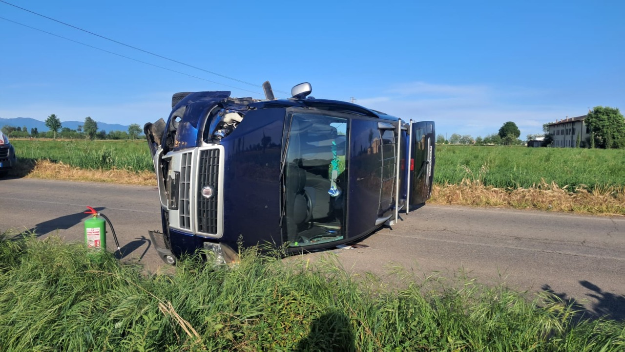 Incidente a Castelcovati: papà in ospedale dopo un ribaltamento, figlio illeso