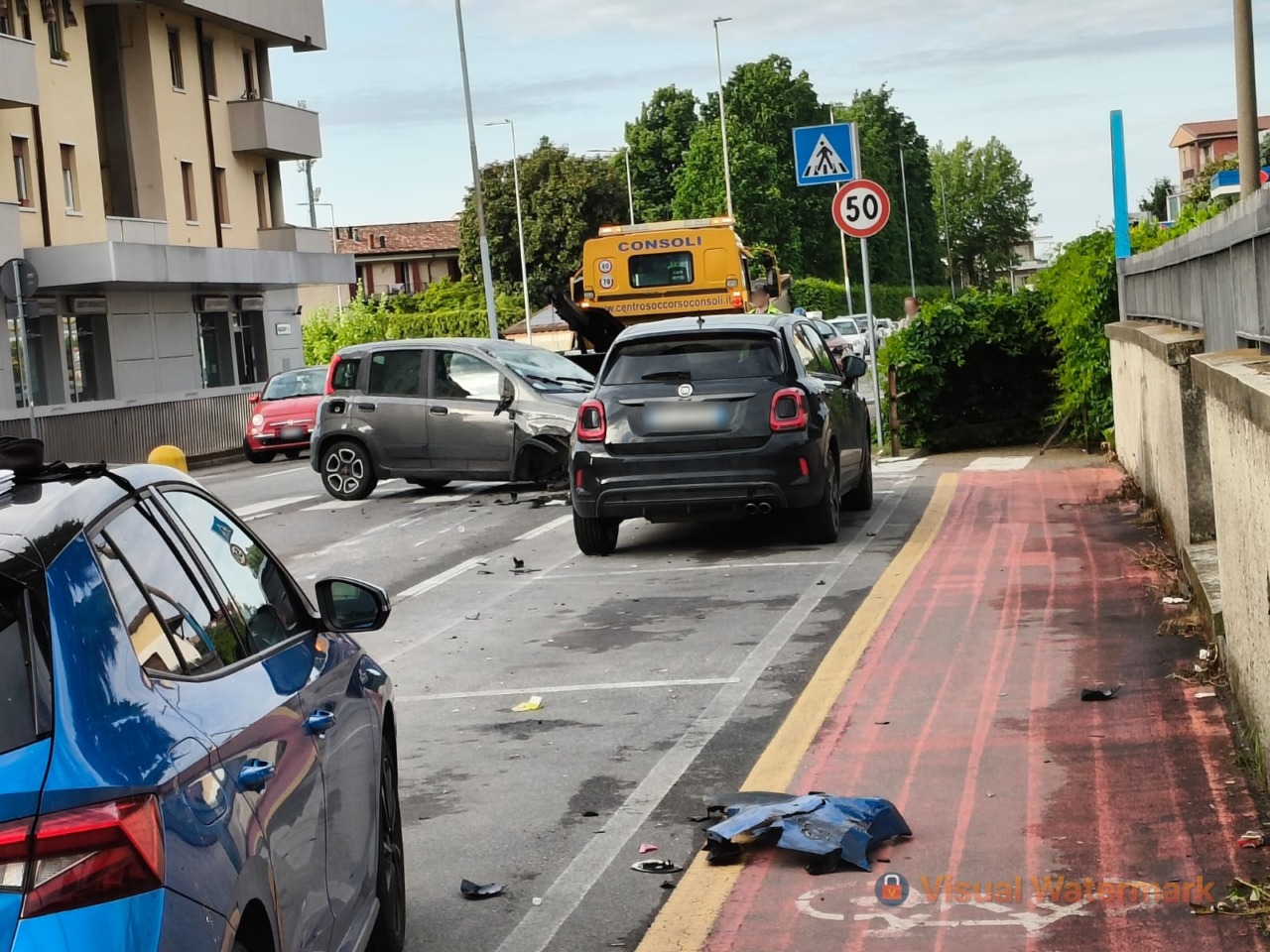 Incidente stradale a Chiari: tre auto coinvolte, traffico bloccato in via Milano