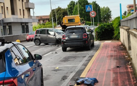 Incidente stradale a Chiari: tre auto coinvolte, traffico bloccato in via Milano