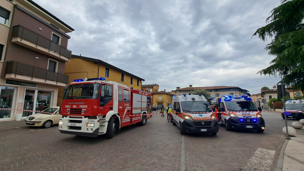 Madre salva le figlie lanciandole dalla finestra durante un incendio