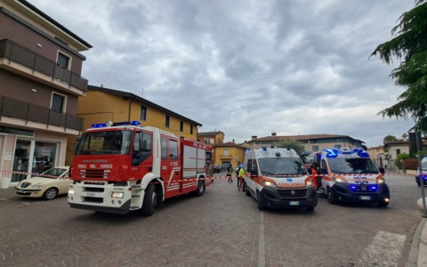 Madre salva le figlie lanciandole dalla finestra durante un incendio