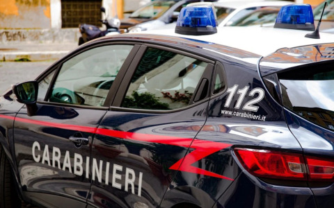 Palazzolo, giovane ruba collanina a un anziano e viene bloccato dai clienti