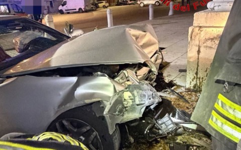 Pontoglio, un 19enne si schianta con l’auto contro la chiesa: lievi ferite
