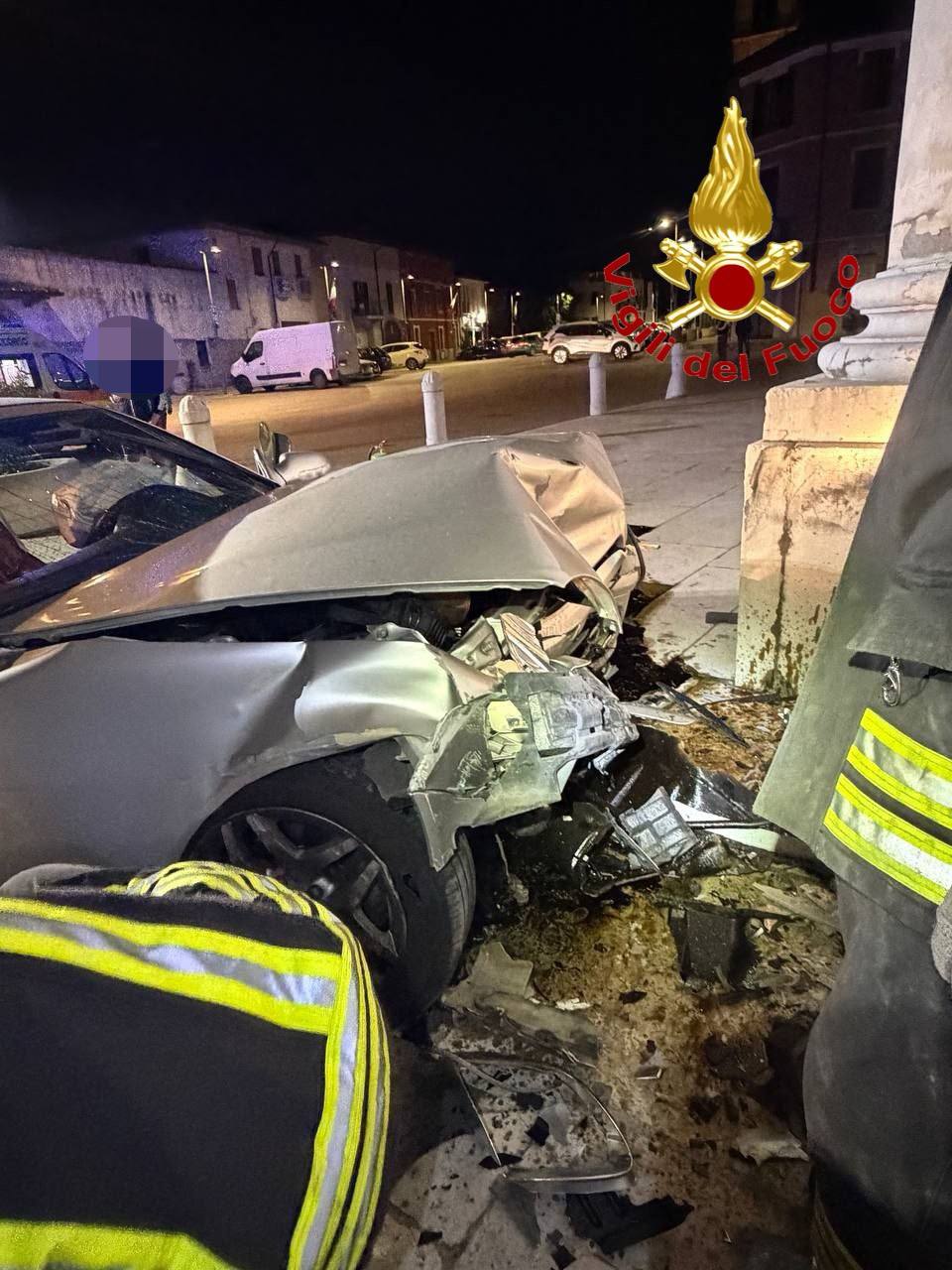 Pontoglio, un 19enne si schianta con l’auto contro la chiesa: lievi ferite
