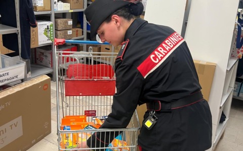 Corte Franca, denunciato un 33enne per furto di rasoi e lamette all’Esselunga