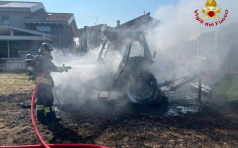 Fiamme avvolgono un trattore a Castegnato, nessun ferito