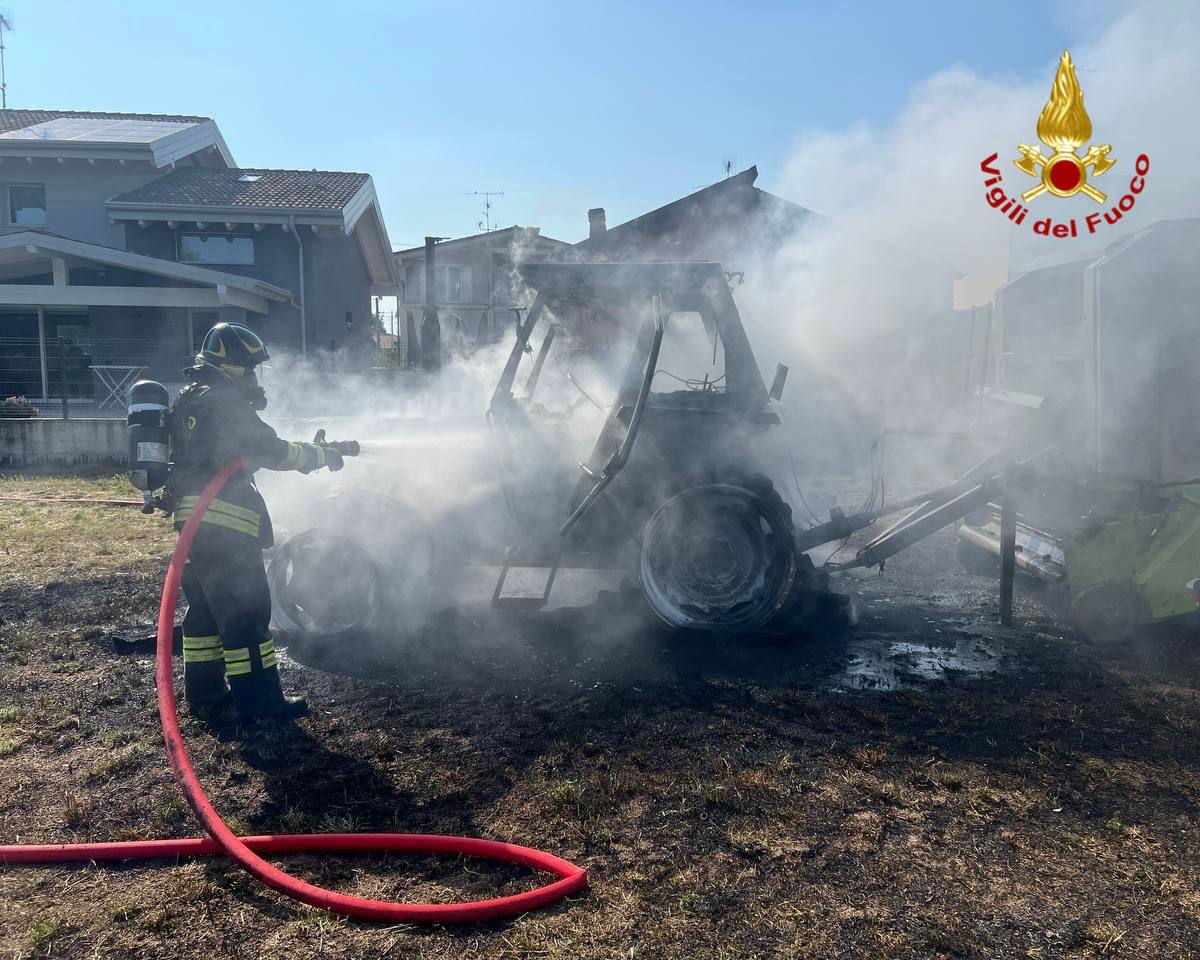 Fiamme avvolgono un trattore a Castegnato, nessun ferito