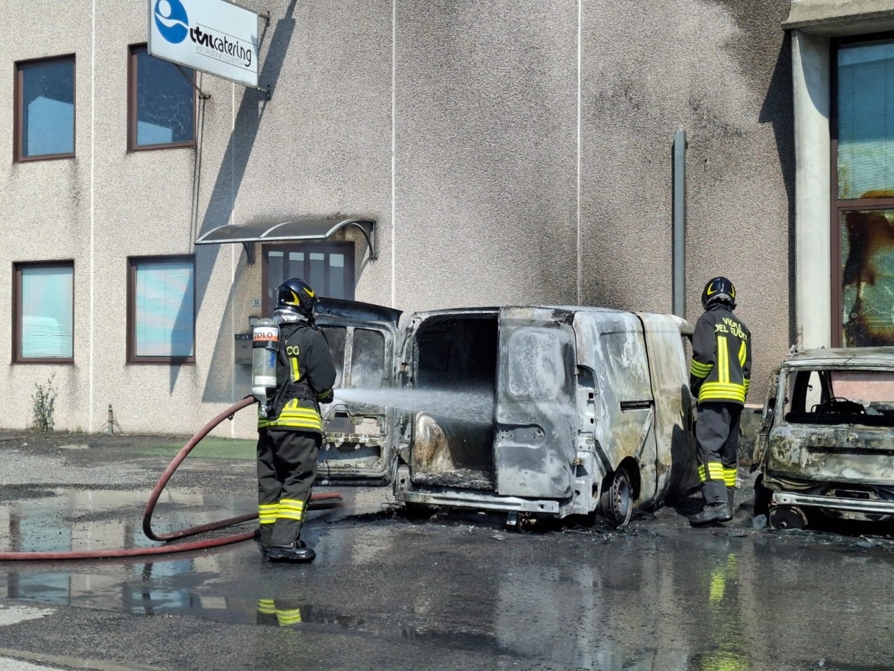 Fiamme distruggono tre veicoli vicino al casello di Rovato