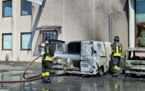 Fiamme distruggono tre veicoli vicino al casello di Rovato