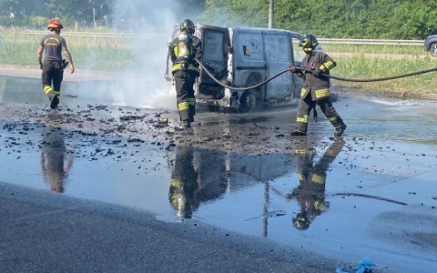 Furgone in fiamme al Roccacenter: intervento dei Vigili del fuoco