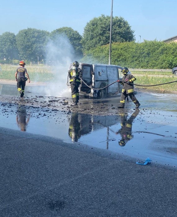 Furgone in fiamme al Roccacenter: intervento dei Vigili del fuoco