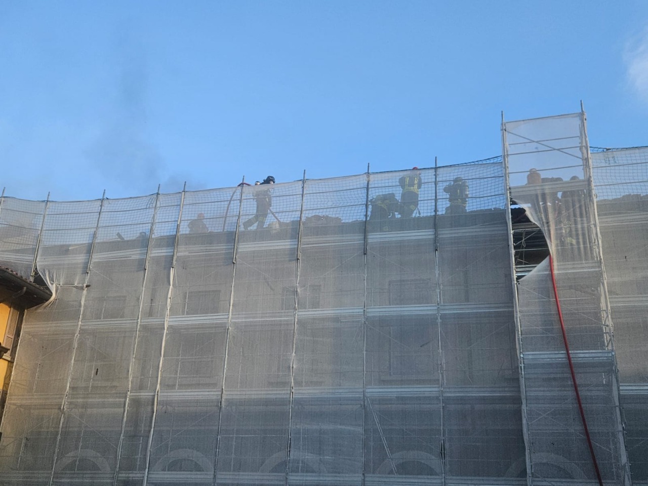 Incendio sul tetto di un cantiere a Chiari, intervento dei pompieri
