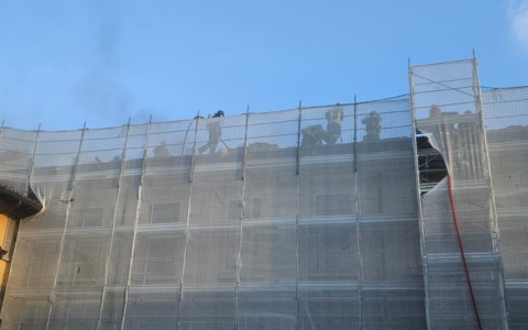 Incendio sul tetto di un cantiere a Chiari, intervento dei pompieri