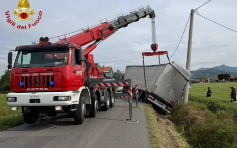 Palazzolo sull’Oglio: rimorchio di tir termina nel fosso