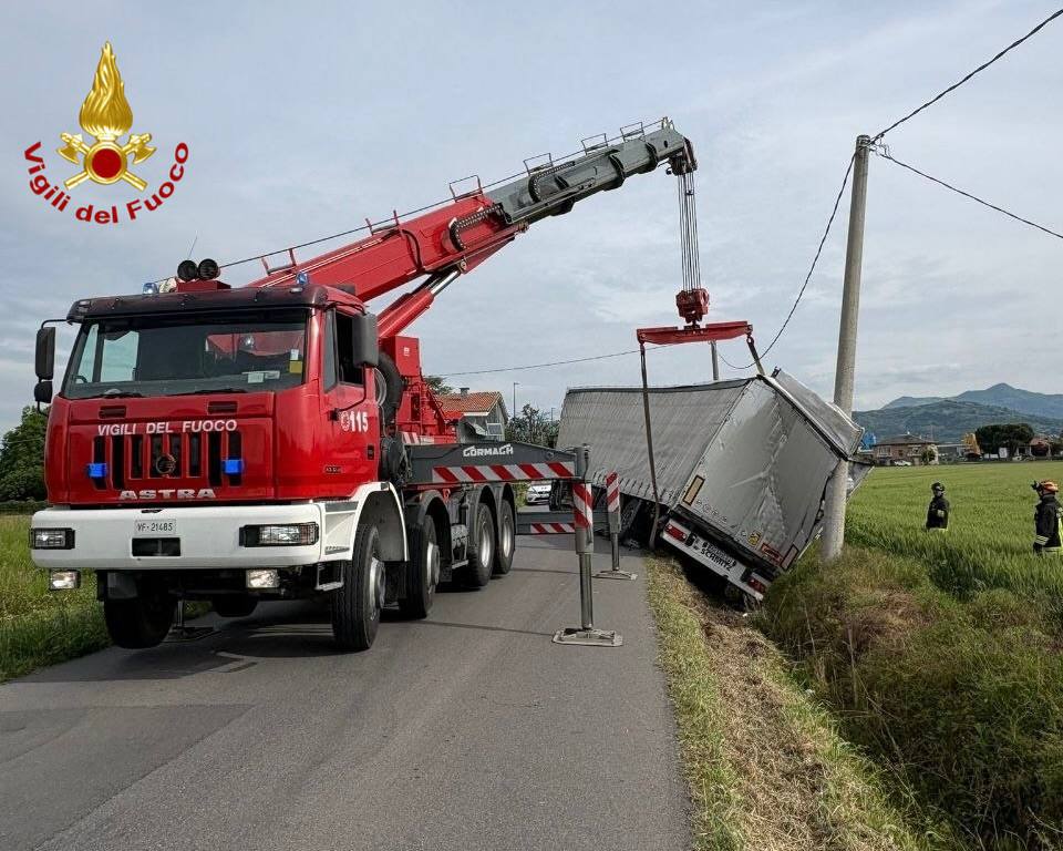 Palazzolo sull’Oglio: rimorchio di tir termina nel fosso