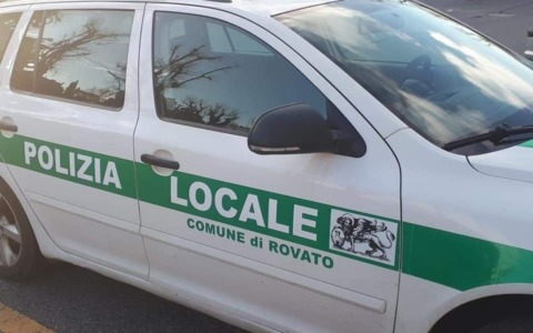 Rovato, un 55enne ruba 14 panetti di burro alla Conad e aggredisce vigilante e direttore