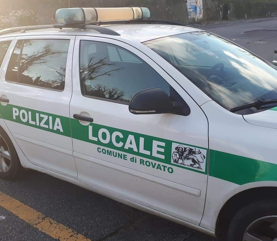 Rovato, un 55enne ruba 14 panetti di burro alla Conad e aggredisce vigilante e direttore