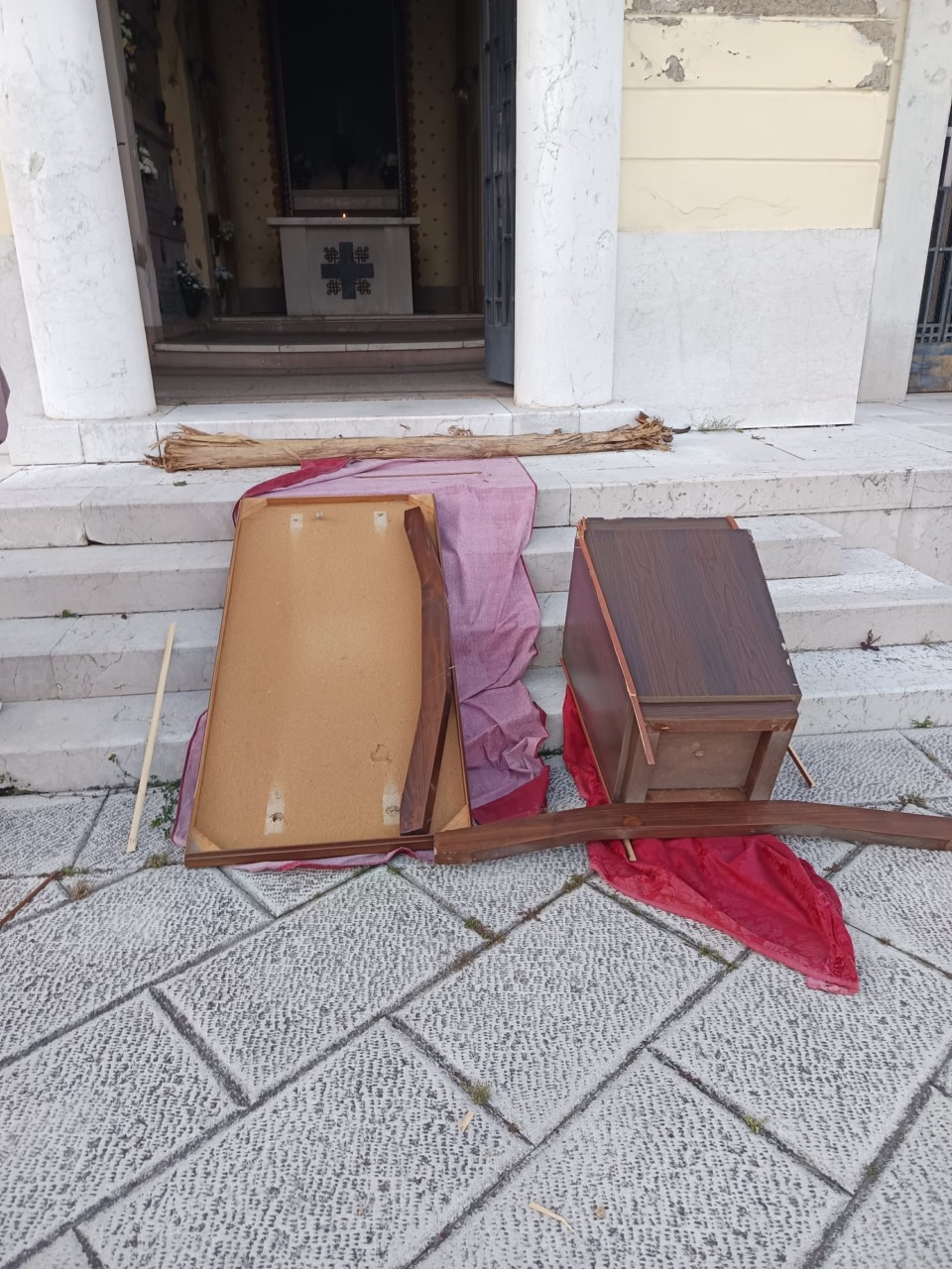 Vandali al cimitero di Duomo: autore identificato dopo un atto distruttivo