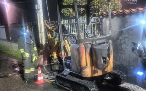 Fiamme avvolgono un escavatore a Rovato nella notte