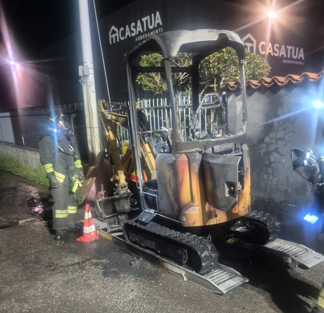 Fiamme avvolgono un escavatore a Rovato nella notte