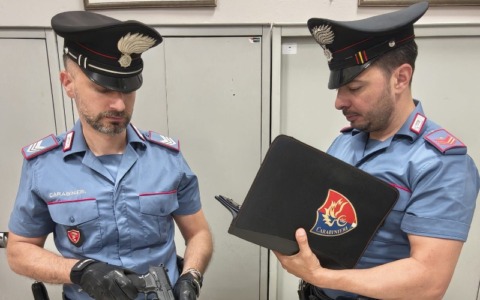 Minacce ai proprietari di casa con pistola ad aria compressa: due denunciati