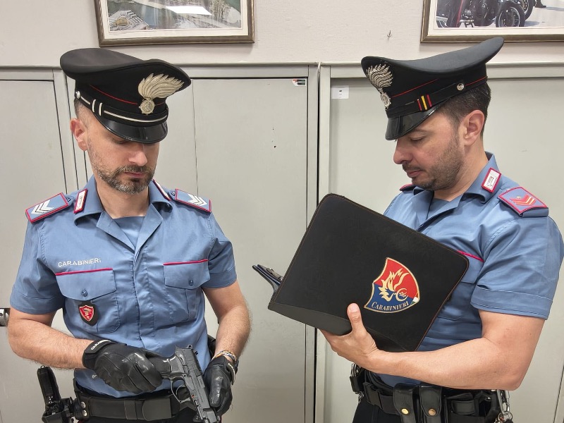Minacce ai proprietari di casa con pistola ad aria compressa: due denunciati