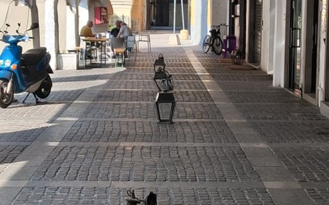 Palazzolo, vandalismo notturno ai portici: denunciato il responsabile