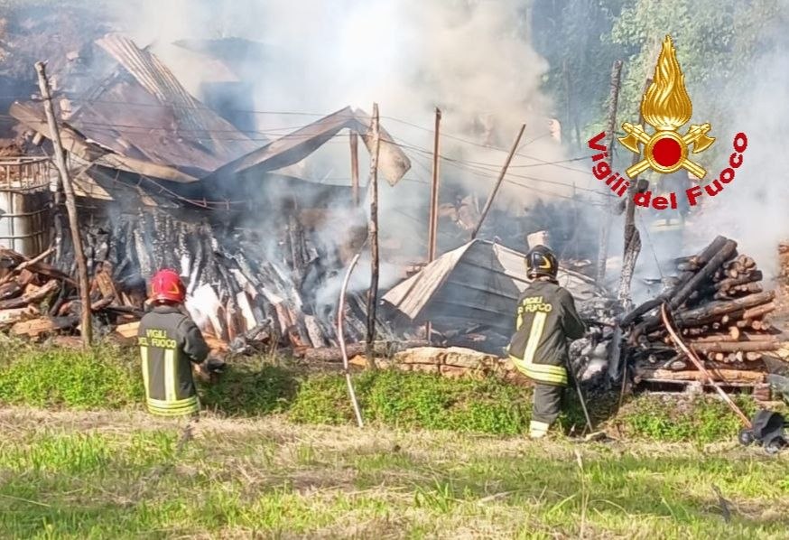 Provaglio d’Iseo: incendio in una baracca adibita a deposito