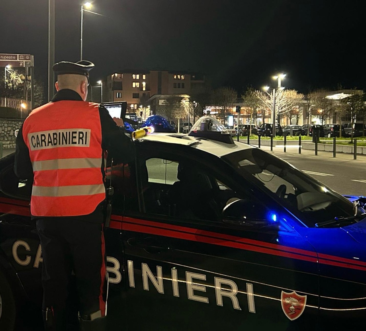 Rubano al supermercato a Chiari: arrestato un 19enne dopo aver aggredito la guardia