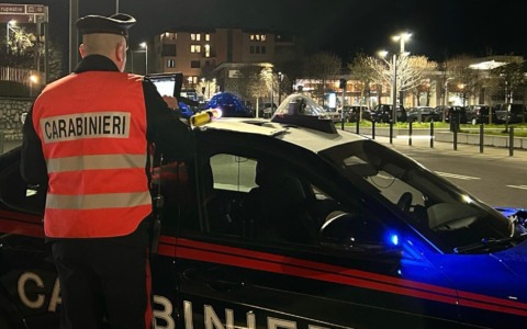 Rubano al supermercato a Chiari: arrestato un 19enne dopo aver aggredito la guardia