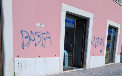 Scritte razziste apparse vicino alla chiesa di Ospitaletto, il sindaco: “Un atto inaccettabile”