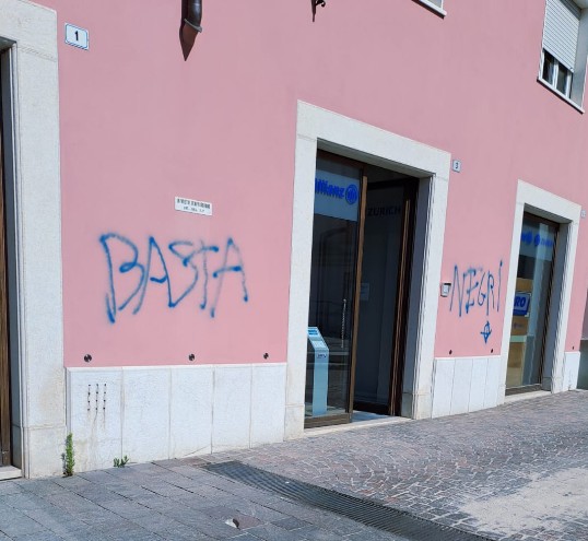 Scritte razziste apparse vicino alla chiesa di Ospitaletto, il sindaco: “Un atto inaccettabile”