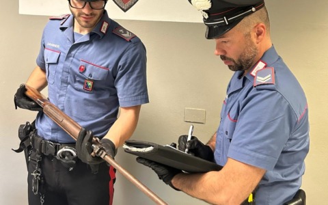 Un giovane armato di fucile scavalca i balconi di un condominio a Palazzolo, denunciato dai carabinieri