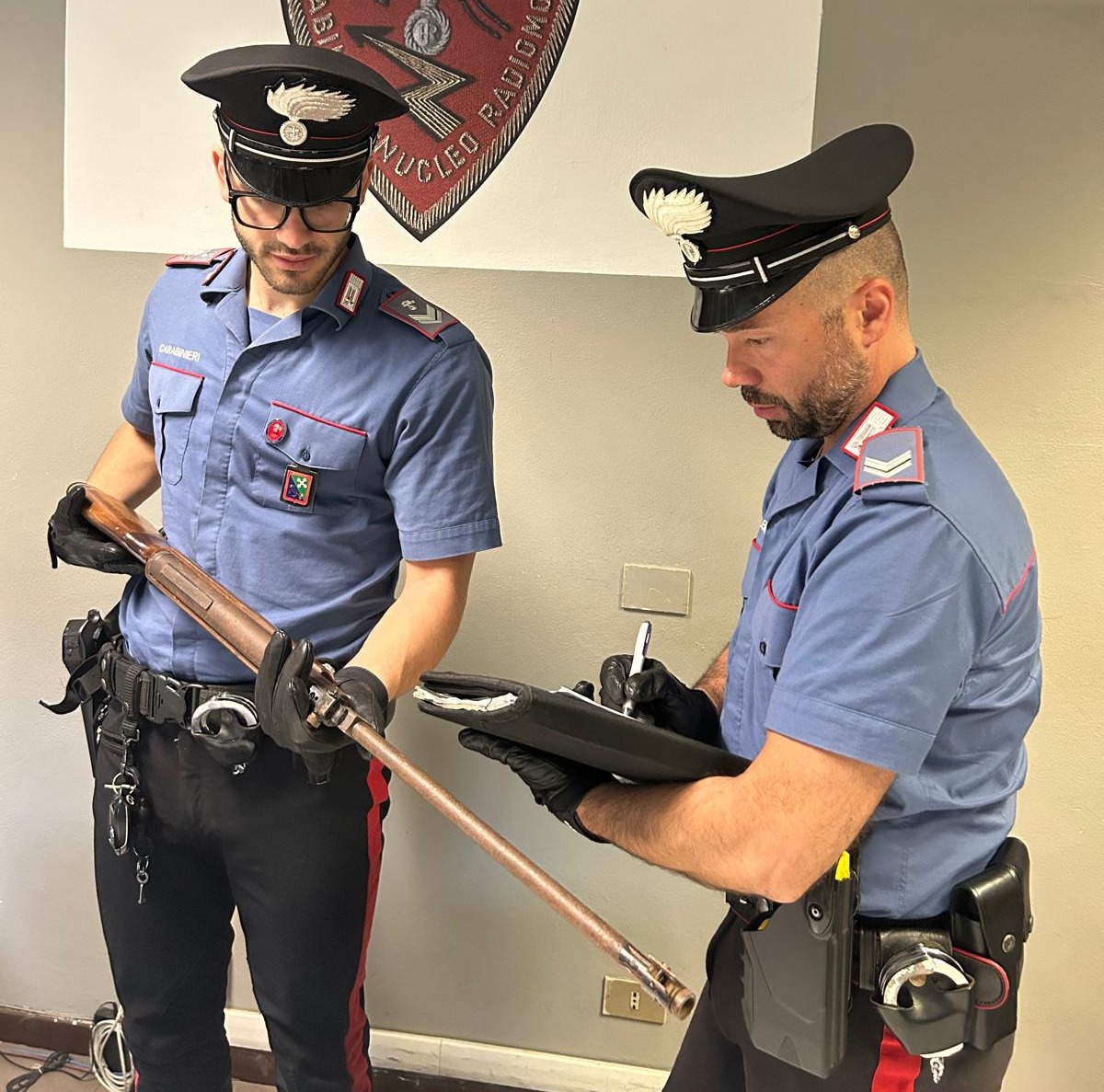 Un giovane armato di fucile scavalca i balconi di un condominio a Palazzolo, denunciato dai carabinieri