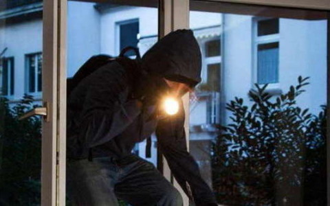 Una famiglia sorprende un ladro e lo rinchiude nel bagno di casa