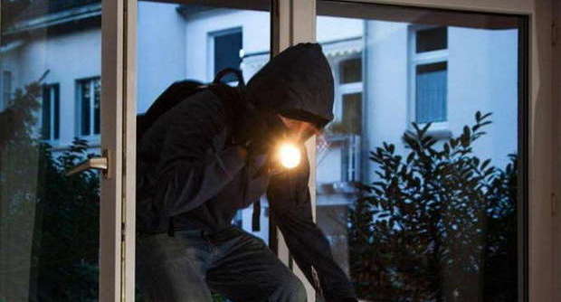 Una famiglia sorprende un ladro e lo rinchiude nel bagno di casa