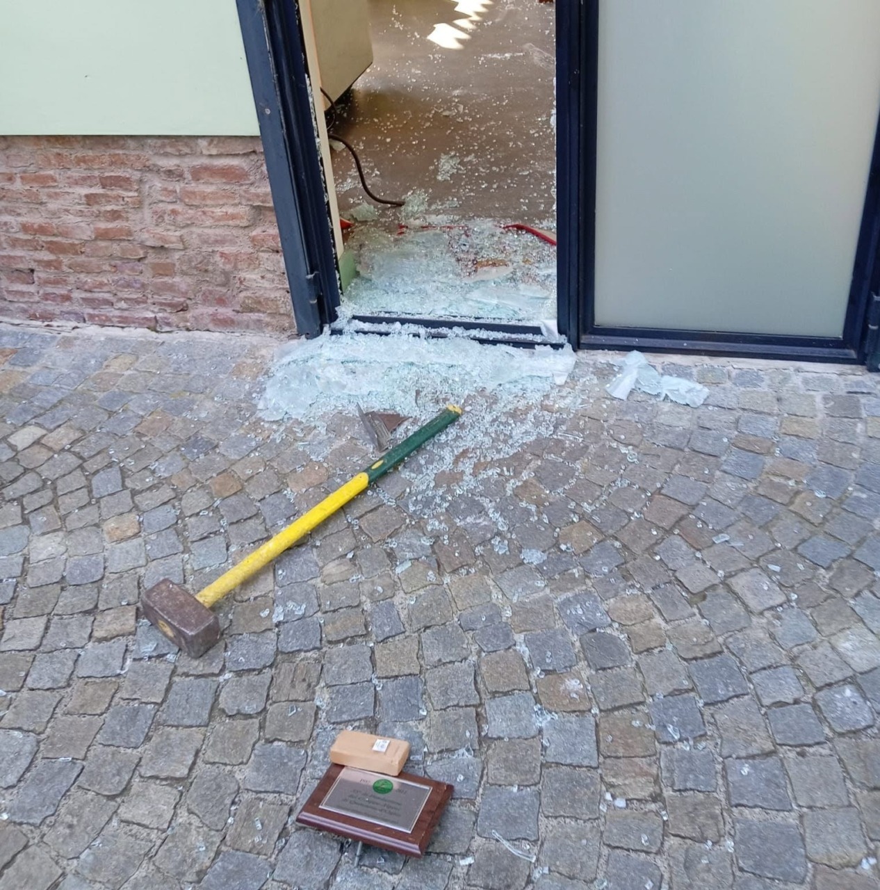 Furto alla sede degli Alpini di Palazzolo: colpi di mazza e cassaforte rubata
