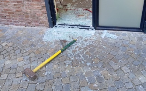 Furto alla sede degli Alpini di Palazzolo: colpi di mazza e cassaforte rubata
