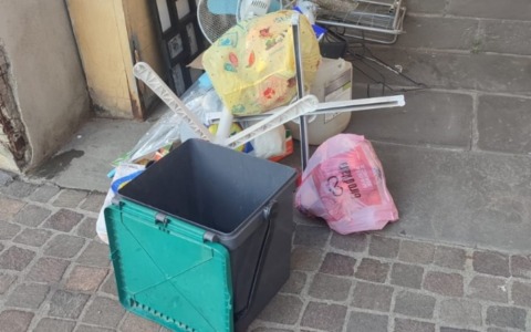 Iseo: multa da 4.800 euro per abbandono rifiuti in piazza Garibaldi
